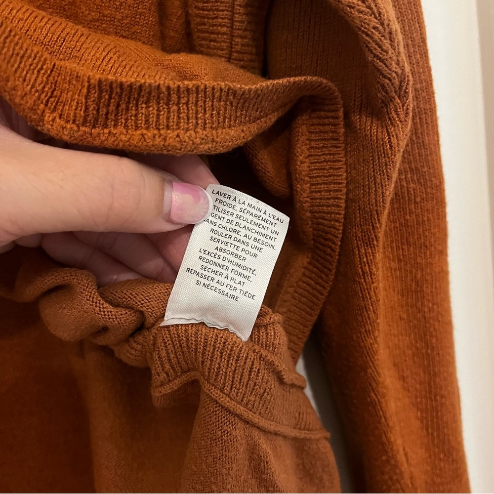 Chelsea 28 V-Neck Sweater in Rust Clay - Size Medium - Picture 6 of 7